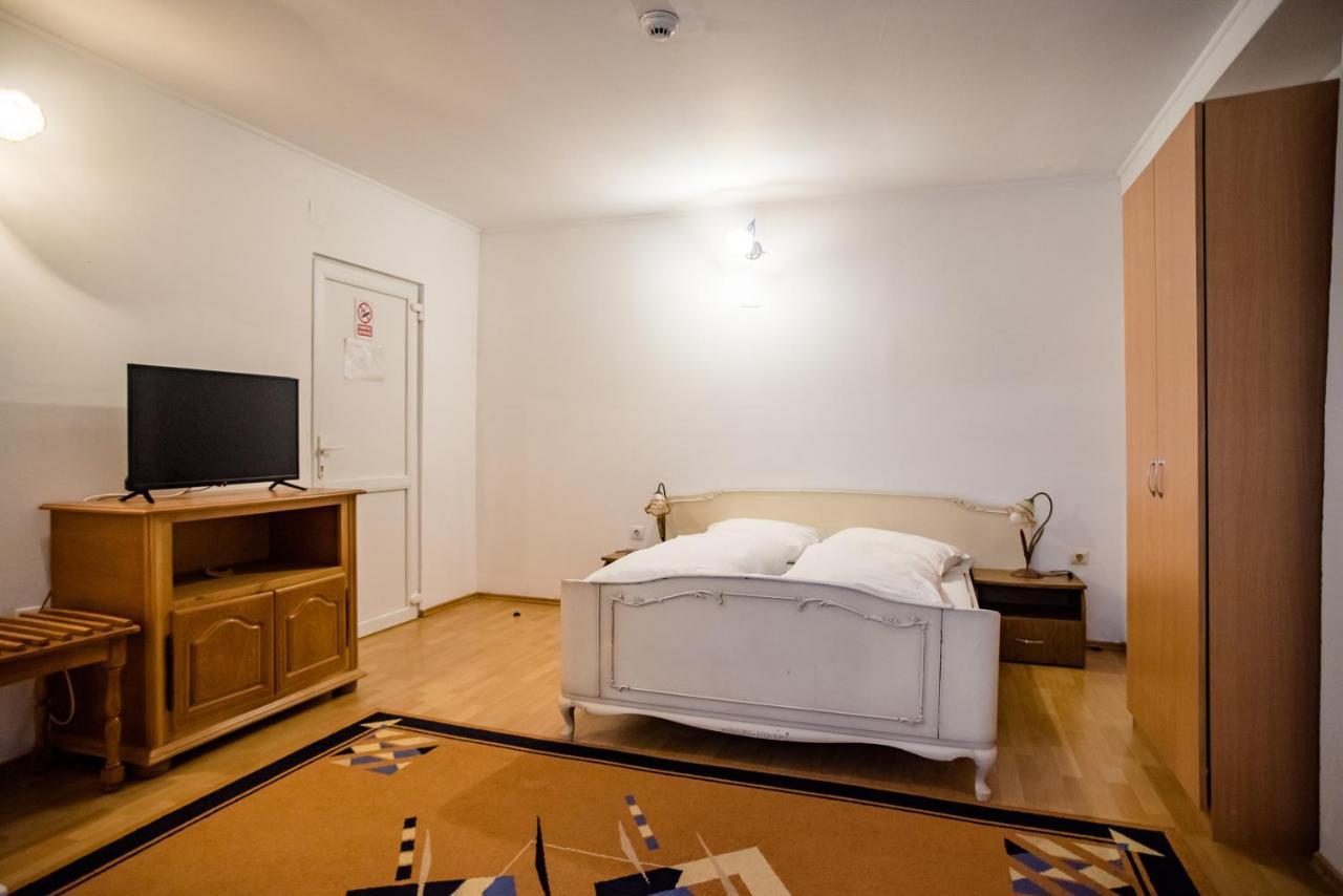 Hotel Marion Dumbraveni  Екстер'єр фото
