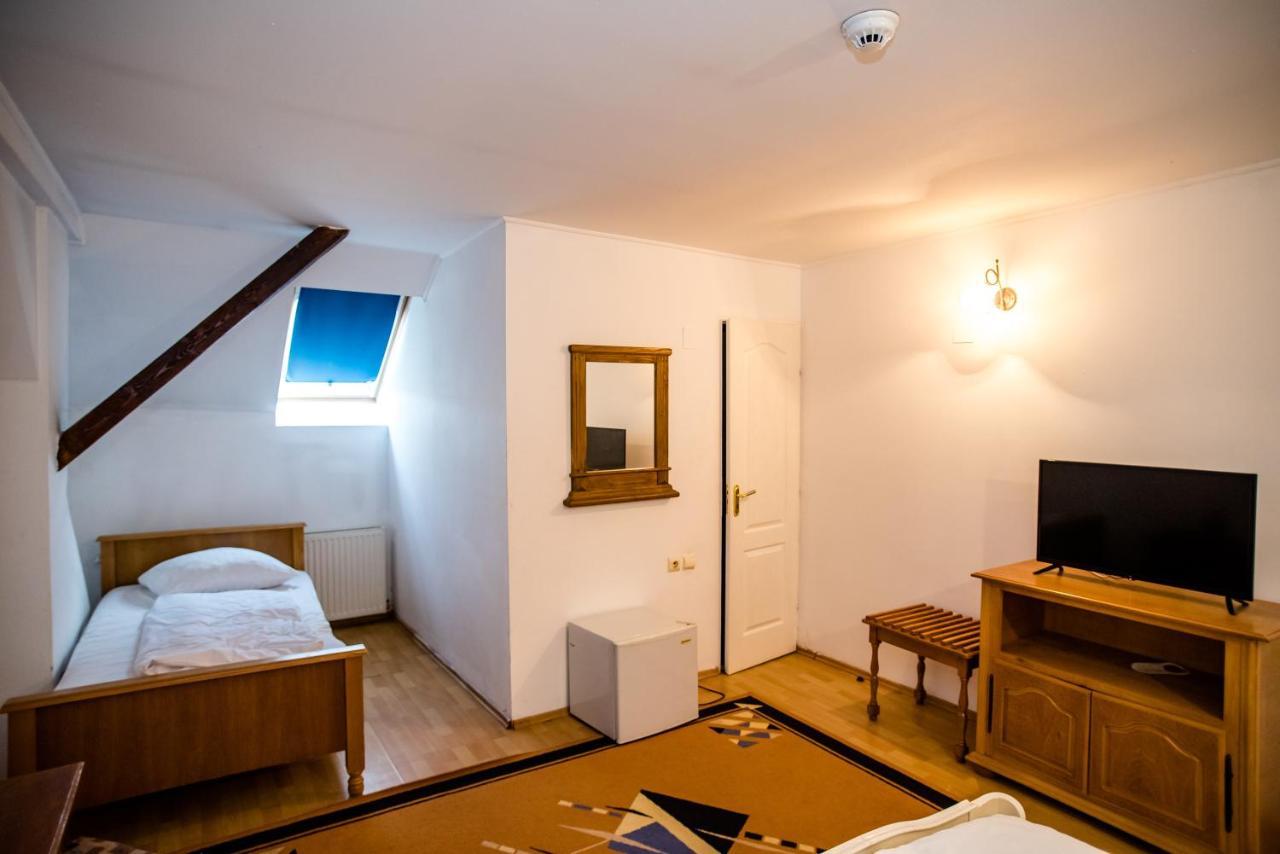 Hotel Marion Dumbraveni  Екстер'єр фото