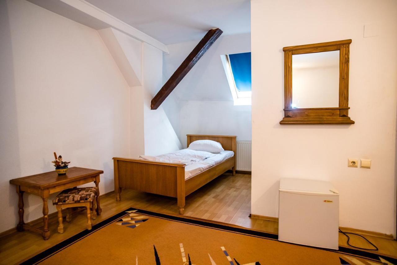 Hotel Marion Dumbraveni  Екстер'єр фото
